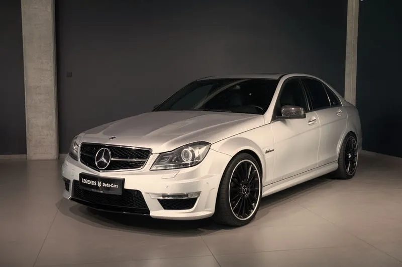 Gdzie szukać akumulatora w Mercedesie C klasie W204?
