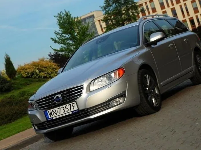 Gdzie znajduje się akumulator w Volvo V70? Praktyczny przewodnik