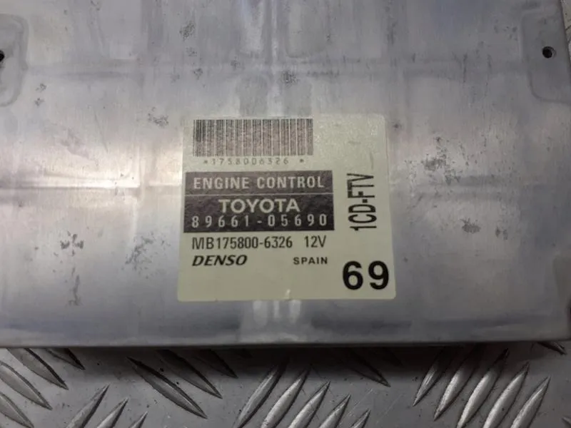 Gdzie znaleźć kod silnika w Toyocie Avensis? Lokalizacja i oznaczenia