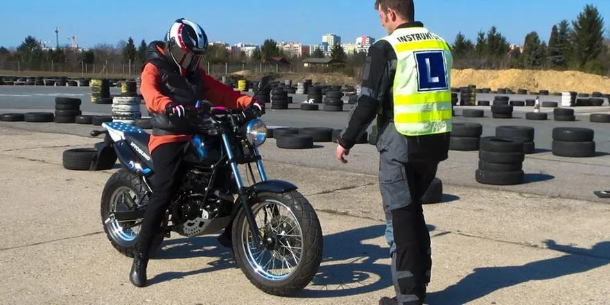 Jak nauczyć się jeździć motocyklem? Praktyczny plan od zera