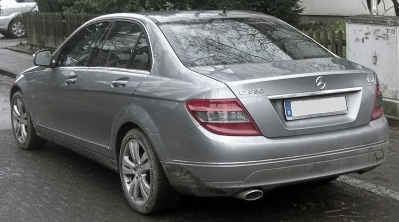 Jak prawidłowo sprawdzić poziom oleju w Mercedesie C 220 CDI?