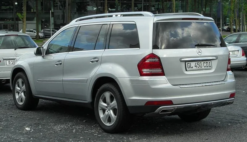 Mercedes GL X164 – gdzie znajduje się akumulator i jak się do niego dostać?